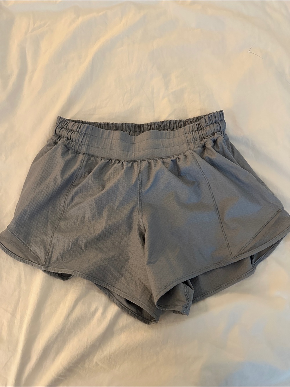 Lululemon EUC Women’s Performance Textured Grey Shorts Lined - size 6